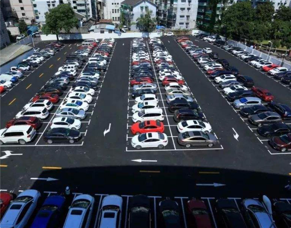 室外大型停车场图片